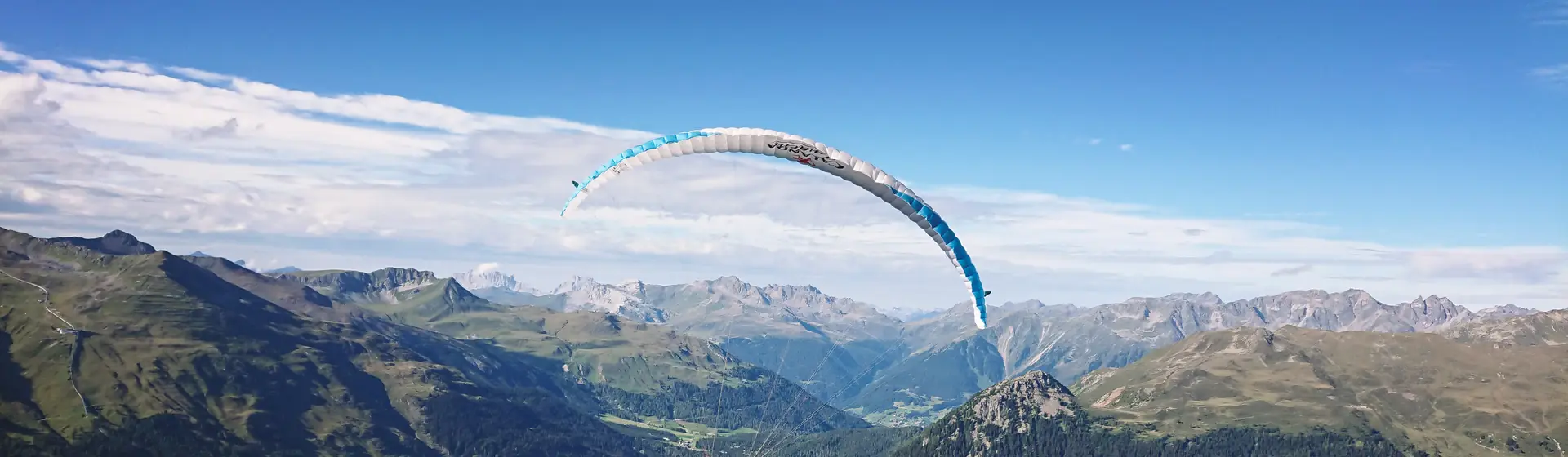 Gleitschirm-Tandemflug hoch über Davos beim All Day Paragliding von Air-Davos