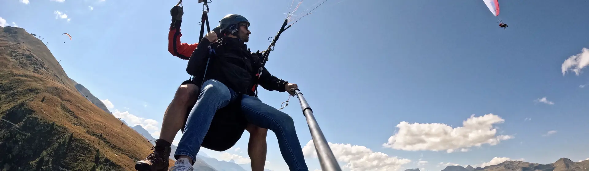 Zwei Tandem-Gleitschirme gleichzeitig in der Luft über Davos beim Flug für 2 Personen