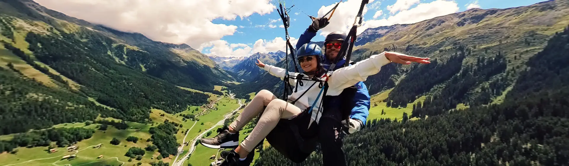 Tandem-Gleitschirm im Flug hoch über dem Tal von Klosters