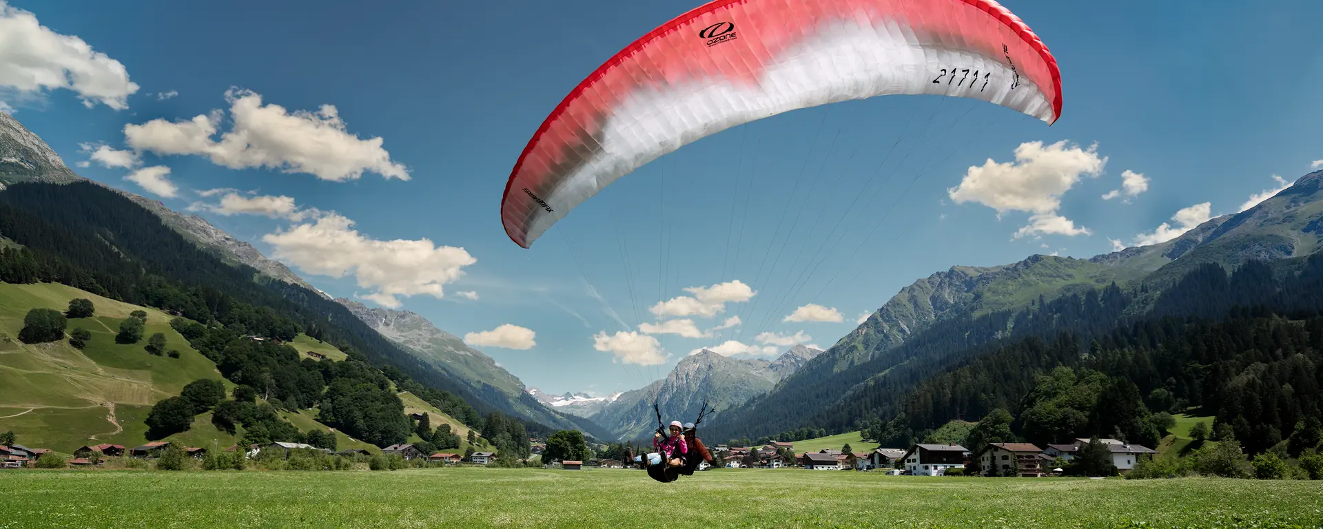 Tandem-Gleitschirm bei der Landung auf der Wiese in Klosters