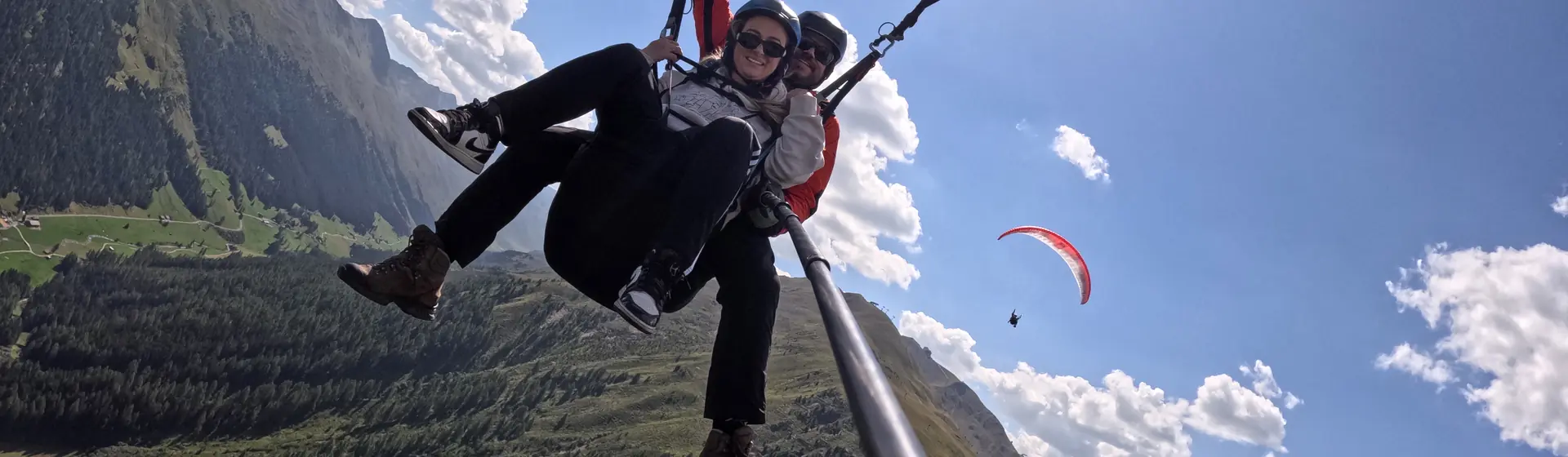 Gleitschirm-Tandemflug hoch über Davos beim Halbtages-Erlebnis, im Hintergrund die Bündner Bergwelt