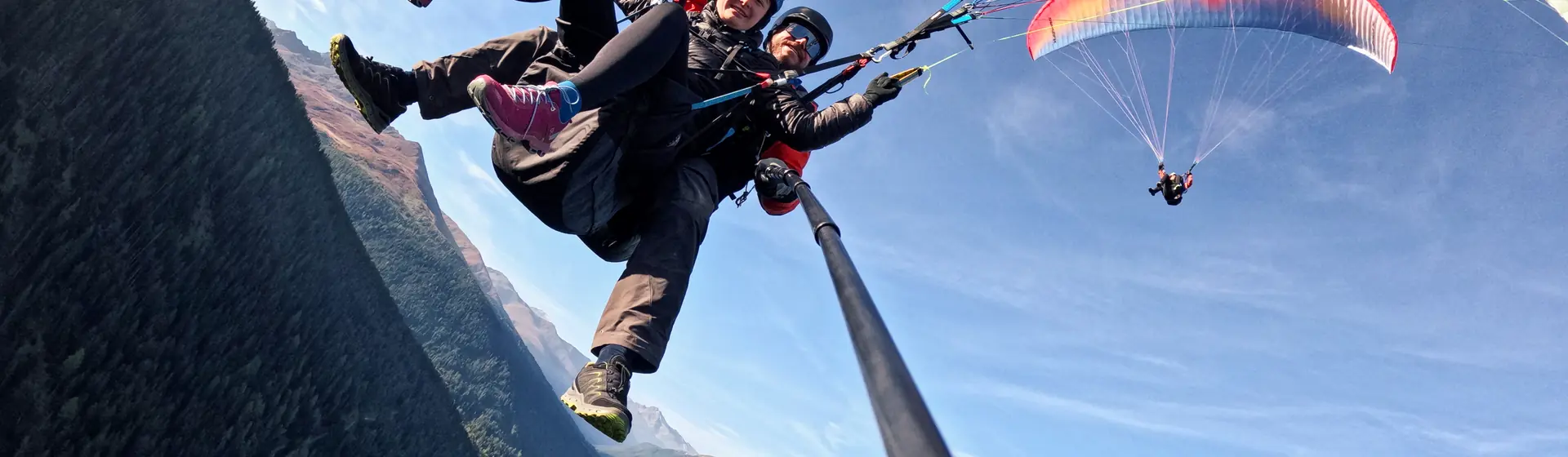 Panorama Tandemflug mit Air-Davos Paragliding: Gleitschirm hoch über Davos mit Blick auf die Bündner Bergwelt