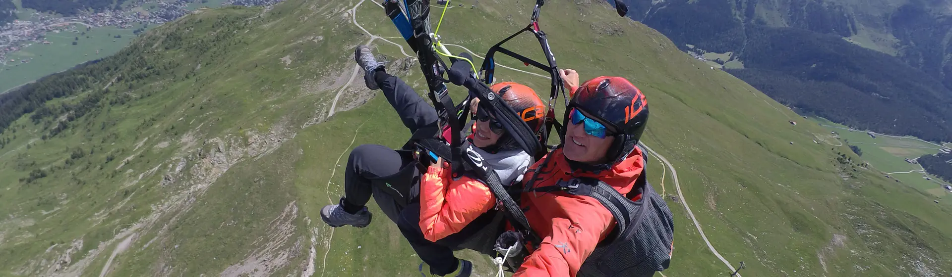 Tandem-Gleitschirm kreist beim Thermikflug hoch über Davos