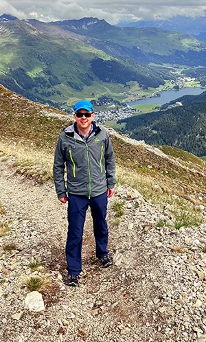Ideale Kleidung für den Gleitschirm-Tandemflug im Sommer: Wanderbekleidung mit langen Hosen, winddichter Jacke und Wanderschuhen, hoch über Davos