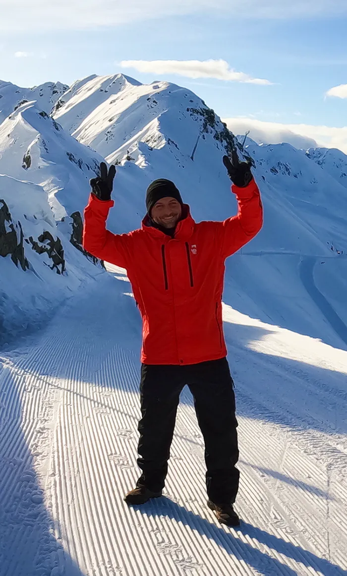 Ideale Kleidung für den Gleitschirm-Tandemflug im Winter: warme Skibekleidung mit winddichter Jacke, Mütze, Handschuhen und guten Schuhen