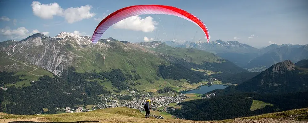 Startplatz Brämabüel: Gleitschirm über dem Grat hoch über dem Davosersee