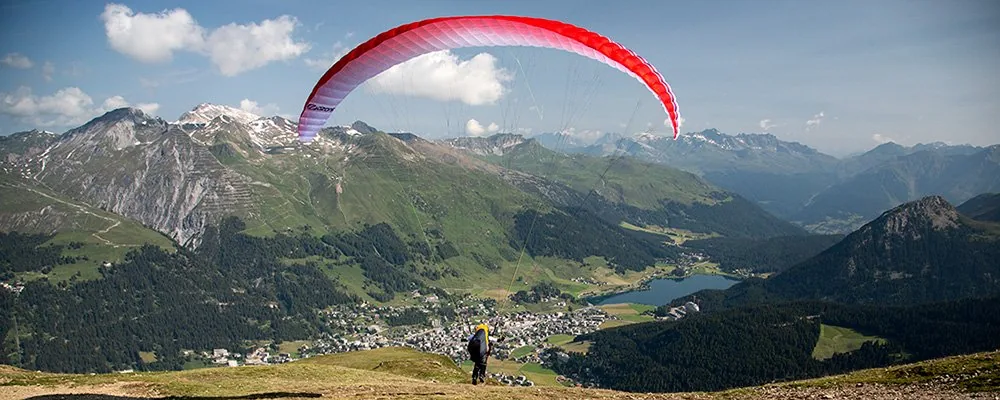 Startplatz Brämabüel: Gleitschirm über dem Grat hoch über dem Davosersee