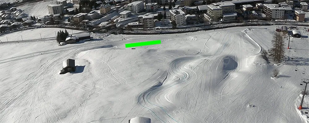 Winterlandeplatz Carjöl: planierte Landefläche im Schnee neben der Langlaufloipe