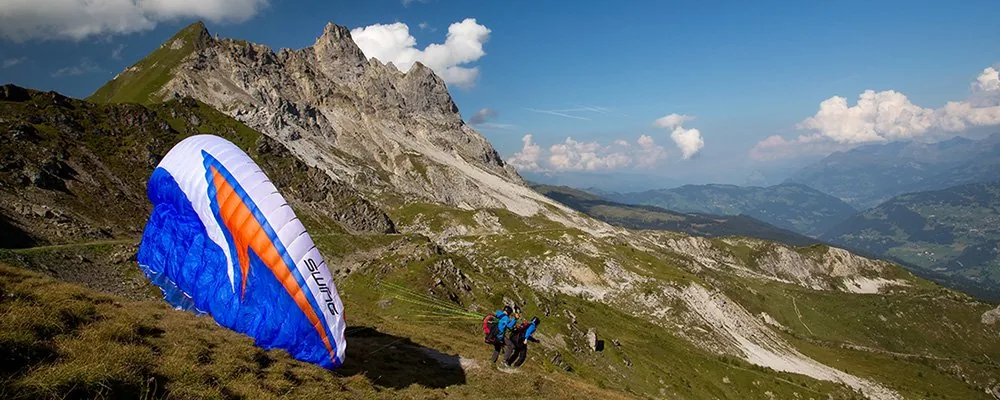Startplatz Gotschna Nord: Gleitschirm hebt auf dem planierten Winterplateau bei der Gotschna-Bergstation ab