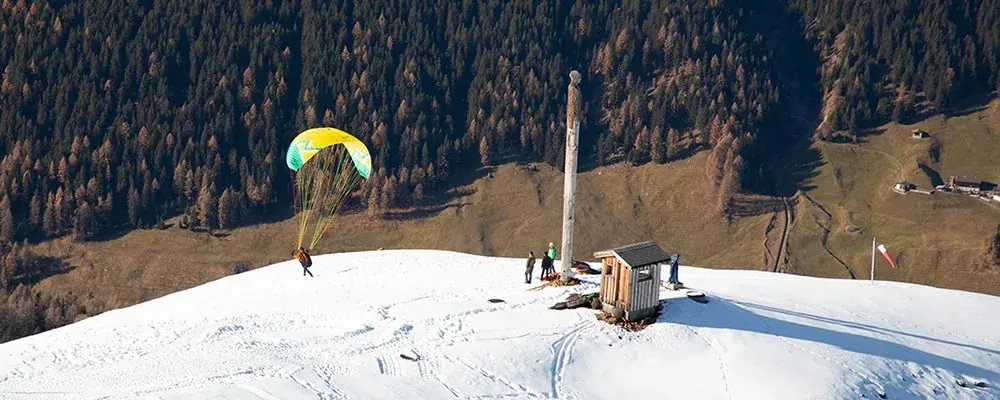 Startplatz Gipfel am Jakobshorn: Gleitschirm-Startplatz im Schnee unterhalb des Gipfels