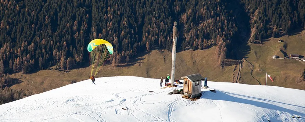 Startplatz Gipfel am Jakobshorn: Gleitschirm-Startplatz im Schnee unterhalb des Gipfels