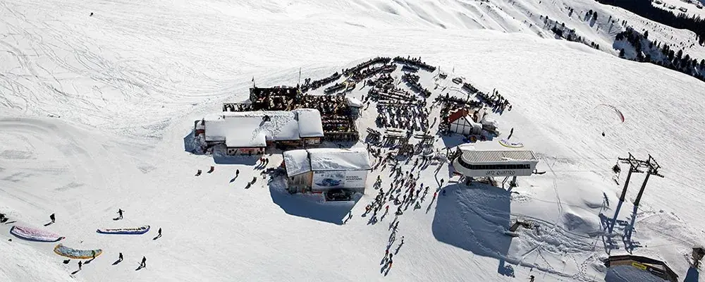 Startplatz Jatzhütte am Jakobshorn im Winter, Gleitschirme vor der Hütte im Schnee