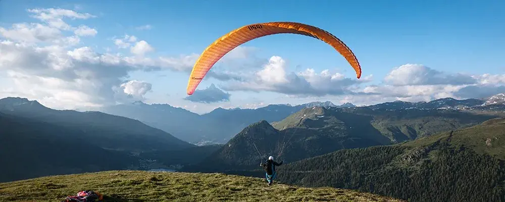 Startplatz Rot-Wiess: Gleitschirm startet Richtung Norden über dem Tal von Davos