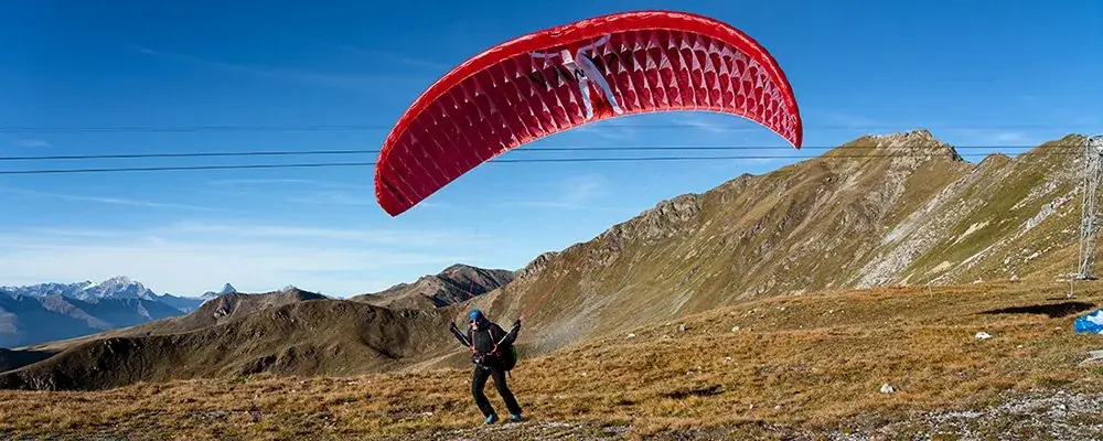 Hike & Fly ab der Schatzalp: Gleitschirmstart am Strelapass oberhalb von Davos