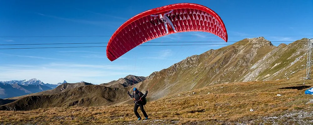 Hike & Fly ab der Schatzalp: Gleitschirmstart am Strelapass oberhalb von Davos