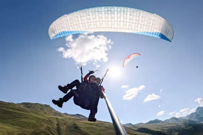 A whole day of flying above Davos: paraglider high over the mountains