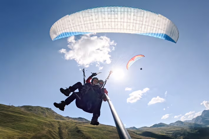 Ein ganzer Flugtag über Davos: Gleitschirm hoch über den Bergen
