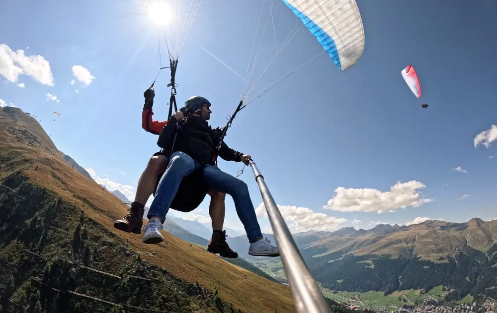 Flight for 2: two tandem paragliders in the air at the same time