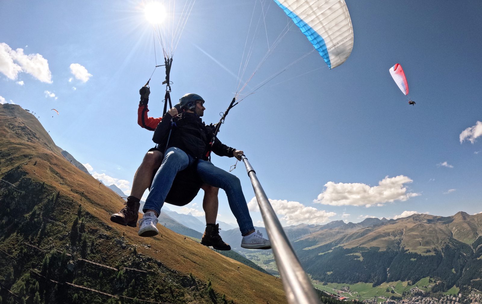 Flug für 2: zwei Tandem-Gleitschirme gleichzeitig in der Luft
