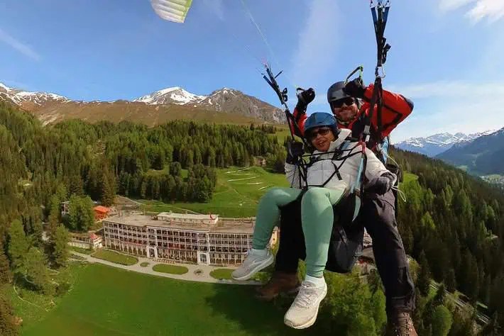 Panoramaflug über dem Hotel Schatzalp und ganz Davos