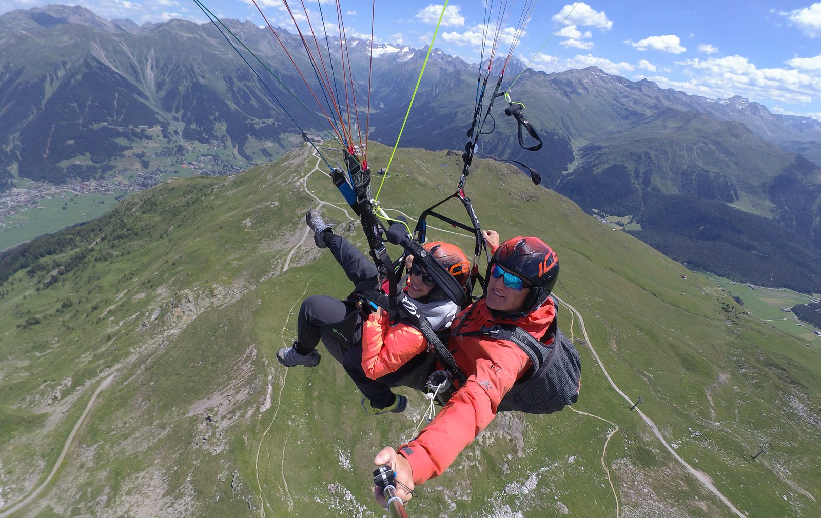 Thermikflug: Gleitschirm kreist hoch über dem Jakobshorn