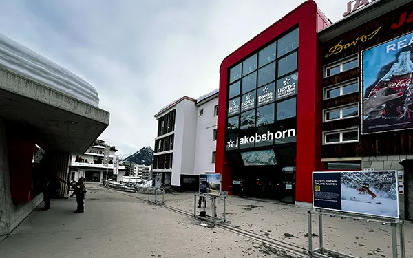 Treffpunkt für den Gleitschirm-Tandemflug: Talstation der Jakobshornbahn in Davos Platz