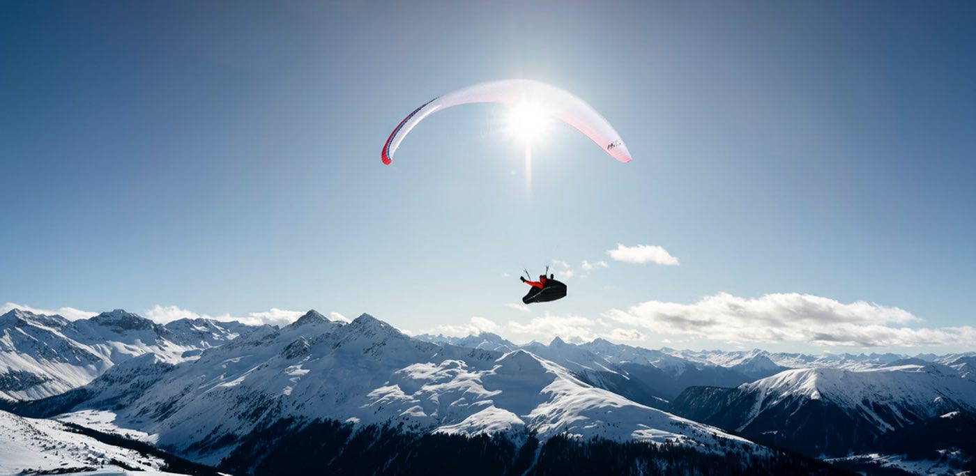 Winter-Gleitschirmflug über den verschneiten Bergen von Davos