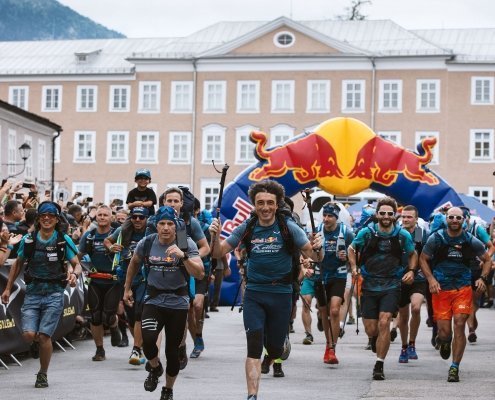 Red Bull X-Alps 2019 Start in Salzburg am Mozartplatz. Advance-Pilot Toma Coconea führt das Feld an