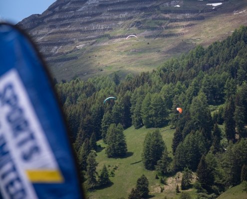 Red Bull X-Alps 2019 Chrigel Maurers tiefer Start mit seinem Omega X-Alps 3 von Davos / Parsenn