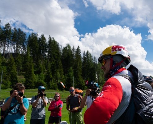 Red Bull X-Alps 2019 Begrüssung Paragliding Athlet Paul Guschlbauer am Turnpoint Davos durch Fans und Medien