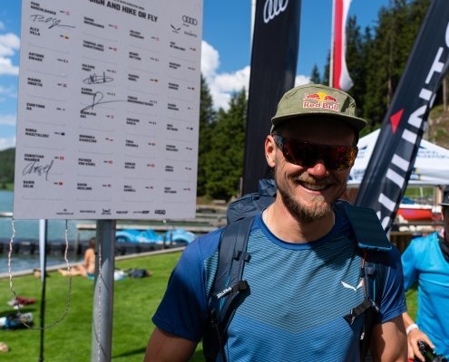 Red Bull X-Alps2019 Paul Guschlbauer an der Turnpointtafel in Davos: Sign and Hike or fly!