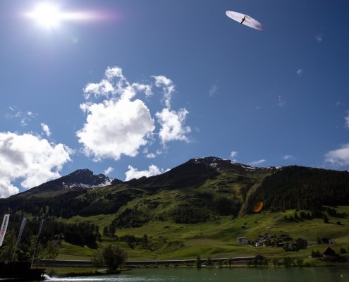 Red Bull X-Alps-2019 Paraglider Hike&Fly Pilot im Anflug über den Davosersee