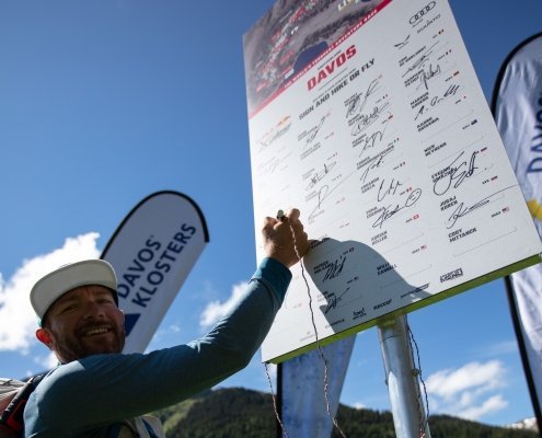 Red Bull X-Alps 2019 Gleitschirm Hike and Fly Marko Hrgetic Unterschrift am Turnoint Davos