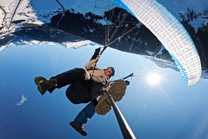 Pure Adrenaline Paragliding Flug mit hohen g-Kräften im Winter in Davos